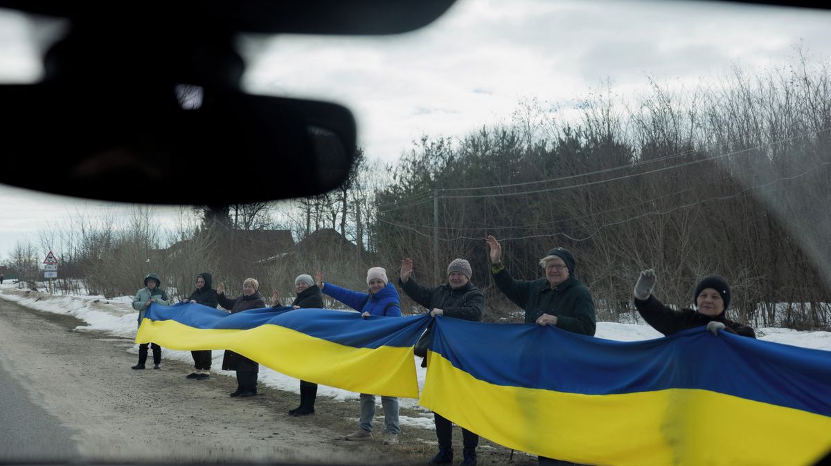 Fotky: Propuštěné zajatce vítají špalíry Ukrajinců