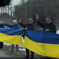„Jakmile dostaneme zprávu, že přijíždějí sanitky, naskočíme do aut,“ popsala AFP žena, jejíž manžel padl v boji a syn v armádě stále slouží. (Čekání u silnice v Černihivské oblasti, 6. března.)