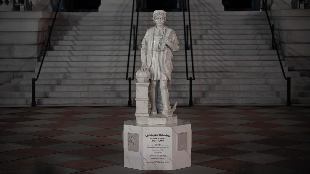 Bílý dům vystavil sochu Kolumba. Demonstranti ji před lety hodili do řeky