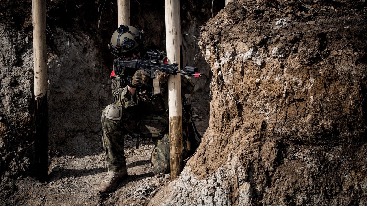 Granáty, drony a smrt zblízka. Vojáci v Žatci se vrátili do zákopů