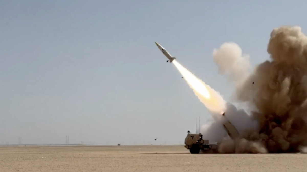 Američané použili v Íránu novou raketu. Zasáhla školu a sportovní halu