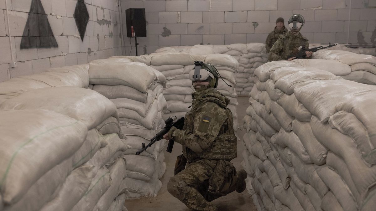 Fotky: Výkřiky, sténání, řev. Tak se ukrajinští branci zocelují před bojem