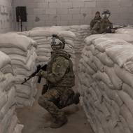 Vojáci, kteří byli povoláni do boje proti Rusku, procházejí výcvikem před nasazením na frontu.

(Ukrajinští rekruti během základního vojenského výcviku, 25. března na utajeném místě na Ukrajině.)