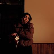 Aleena Gulová vidí bazén, který slouží v zimě také jako hokejová aréna, ze své ložnice. Celá léta vstávala za úsvitu, vždy si nazula brusle a přímo ze dveří svého domu vykročila na pevný led.

(Gulová ukazuje své medaile, 11. ledna, Altitu v údolí Hunza v Pákistánu.)