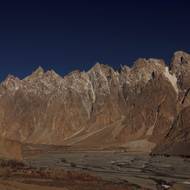 Na první den byly naplánovány tři zápasy. Odehrál se pouze jeden. „Když jsme dorazili na kluziště, led nebyl v dobrém stavu,“ řekl Gul. „Týmy přesto hrály, ale bylo to velmi obtížné. Nikdy předtím jsme něco takového nezažili.“