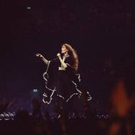 Na něm spolupracovali Aaron Dessner z rockerů The National, hudebnice Mitski nebo Mark Bowen z postpunkových Idles.