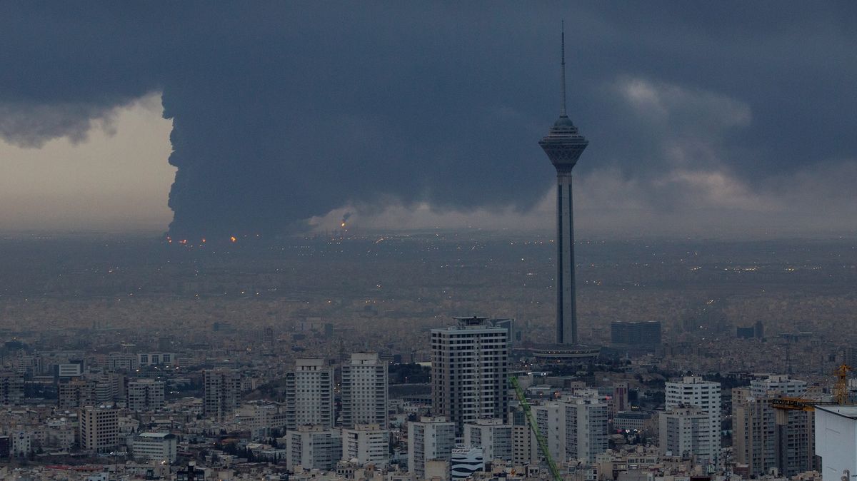 Černý déšť nad Teheránem. Izrael udeřil na ropné sklady