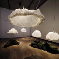 V hlavní místnosti si lidé mohou stoupnout pod kokony a zaposlouchat se do audionahrávek.