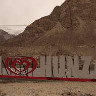 „Sušili jsme zeleninu a skladovali potraviny, protože v zimě byly uzavřeny silnice,“ řekla agentuře Reuters. „Nyní je jídlo k dispozici po celý rok, ale sníh a led mizí.“