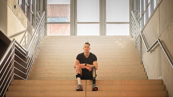 „Pozor, má nůž!“ Kapitán para hokejistů přišel o nohu, ale nevzdal se