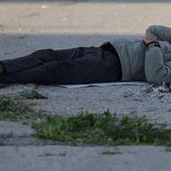 Nouzová ubytování pro obyvatele Bejrútu jsou plná a místo pod sochou na Náměstí mučedníků v Bejrútu bylo jediné, kam se rodina mohla schovat, když izraelské letecké údery zasáhly jižní předměstí.

(Muž spí na zemi, Náměstí mučedníků v Bejrútu, 6. března.)