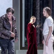 Igor Orozovič jako Løvborg, Pavla Beretová v roli Hedy a Denisa Barešová coby Tea.