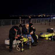 Libanonská vláda už 2. března rozhodnutí Hizballáhu zaútočit na Izrael odsoudila.

(Pobřežní promenáda Bejrútu, 10. března.)