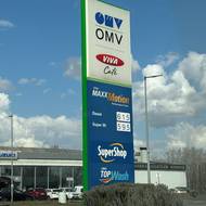 Za litr benzinu chce 595 forintů státní MOL, ale i síť OMV, Auchan, Orlen nebo M.Petrol. Na venkově i v hlavním městě.