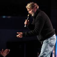 Vpodvečer měl Mikkelsen v hlavním sále besedu, kterou pořadatelé streamovali také do druhého největšího sálu.