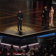 „Jsem tady s vámi díky všem mým předchůdcům,“ řekl také Jordan a vyjmenoval dřívější držitele hereckých Oscarů tmavé pleti jako Sidneyho Poitiera, Denzela Washingtona či Halle Berry.