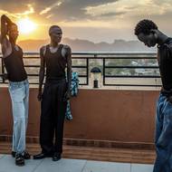 Modelky a modelové z Jižního Súdánu často marně čekají na schválení víz, aby mohli pracovat v zahraničí. Agou měla pracovat na nedávném milánském týdnu módy, ale její žádost o vízum byla na poslední chvíli zamítnuta. Prozatím pracuje jako uklízečka a doufá, že se objeví další příležitosti.