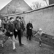 Počátek 90. let. Michal Ninger s culíkem a plnovousem hned za Havlovými zády.