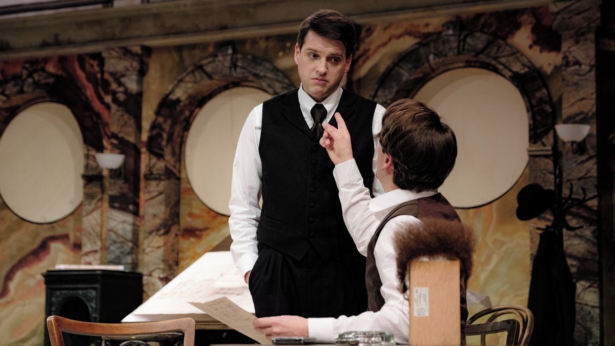 Předávají si známosti. V Brně hrají záměnovou komedii o slavných architektech