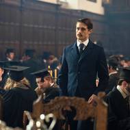 Max Irons jako Mycroft Holmes.