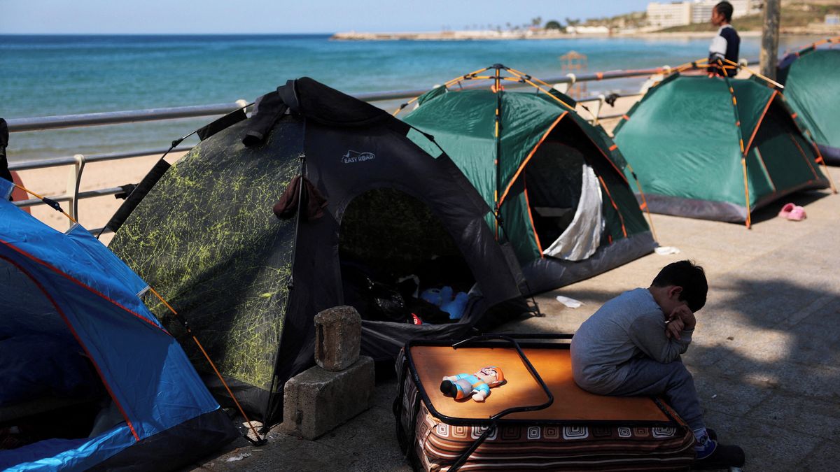 Devět dní na zemi pod sochou. Fotky ze života na útěku před údery na Libanon