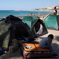 Iman uprchla ze Sýrie před dvanácti lety, když byl její dům zničen během bojů mezi islamistickými rebely a vládními silami Bašára Asada. Spolu s manželem a pěti dcerami si pak vytvořili nový domov v Dáhíji. Nyní museli prchat znovu -  poté, co izraelská armáda vydala evakuační rozkaz.

(Chlapec se svou rodinou táboří podél pobřežní promenády Corniche v Bejrútu v Libanonu, 11. března.)