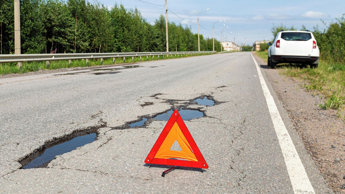 Silnice jako tankodrom. Poradíme, kdy má řidič nárok na odškodnění a jak to řešit
