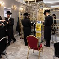 Den před začátkem jarcajtu je hlavní místnost ohelu poloprázdná. Pro Židy den začíná po západu slunce, proto hlavní obřady spojené s výročím Elimelechovy smrti vypuknou až večer a trvají do západu slunce následujícího dne.