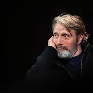 Díky tomu se pořadatelům podařilo Mikkelsena přesvědčit, aby se alespoň na jeden den zastavil v pražském O2 universu.