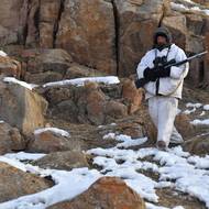 V posledních měsících se jich zhruba 20 stalo kořistí vlků. Vyzbrojen loveckou puškou a oděný do zcela bílých montérek, tlusté čepice a kukly, nasedá Amantur každé ráno na koně, aby vyrazil na dvouhodinovou hlídku.