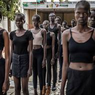 Sukeji mladým talentům nabízí bezplatný výcvik, který může trvat až tři měsíce, a pokud získají práci, bere si 10 procent z výdělku.