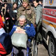 Od té doby se iniciativa rozrostla v síť, která se táhne podél silnic od hranic s Běloruskem a zahrnuje skupiny na sociálních médiích sledující autobusy s propuštěnými a upozorňující další město na trase, aby se připravilo.