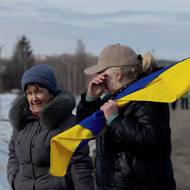 Tradici vítání vojáků, z nichž mnohé Rusové zadržovali roky, odstartovala v severoukrajinské Černihivské oblasti malá skupina pěti či šesti lidí, napsala AFP. 