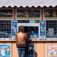 Trafiky z českých ulic mizí kvůli menšímu zájmu o tištěná média, poklesu prodeje tabáku a konkurenci obchodních center a večerek. Jde o dlouhodobý trend spojený se změnou chování v digitální době.