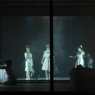 Na jevišti stojí obří výlevka, do které postavy vylévají vodu, házejí odpadky a všechno, co už nemá být vidět - tedy i různá tajemství.