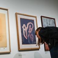 Centrum současného umění DOX novou výstavou připomíná japanologa, překladatele, novináře, kaligrafa, fotografa a pedagoga Petra Geislera, který žil v letech 1949 až 2009.