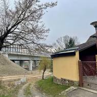 Místní si stěžují na přílišný hluk a dunivé zvuky. Některé domy stojí jen desítky metrů od estakády.