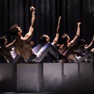 Na fotografii z baletní inscenace Avant-Garde, která měla tento měsíc premiéru v pražském Národním divadle, jsou Marco Piraino a členové baletního souboru v choreografii 4 Seasons.