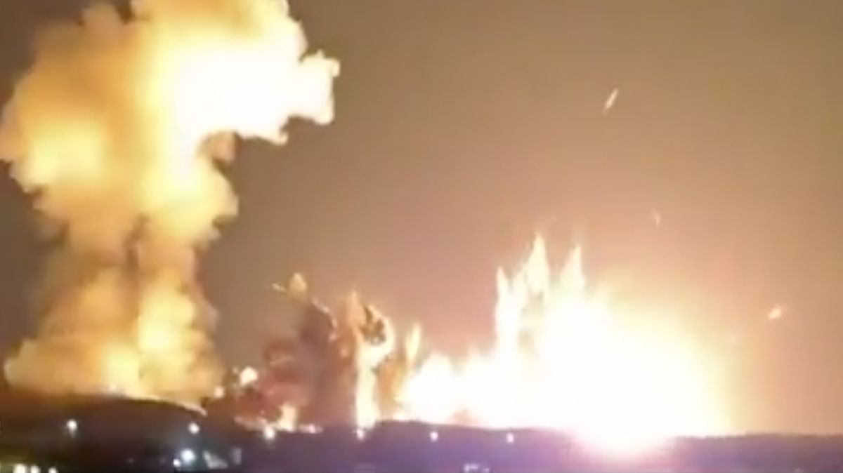 Video: Vzdušné údery v Íránu způsobily masivní explozi podzemních skladů munice