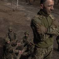 Po čtyřech vyčerpávajících letech války a desítkách tisíc mrtvých je „motivace“ mezi budoucími vojáky nedostatkovým zbožím. Armáda se proto snaží zavést reformy, aby vyřešila vážný nedostatek personálu.