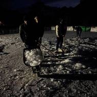 Po čtyřech letech strávených na univerzitě se vrátila Gulová s touhou znovu hrát, ale zjistila, že musí čekat na příchod tužší zimy.

(Místní hokejoví nadšenci odstraňují nerovnosti z umělého kluziště, 14. ledna ve vesnici Sost.)