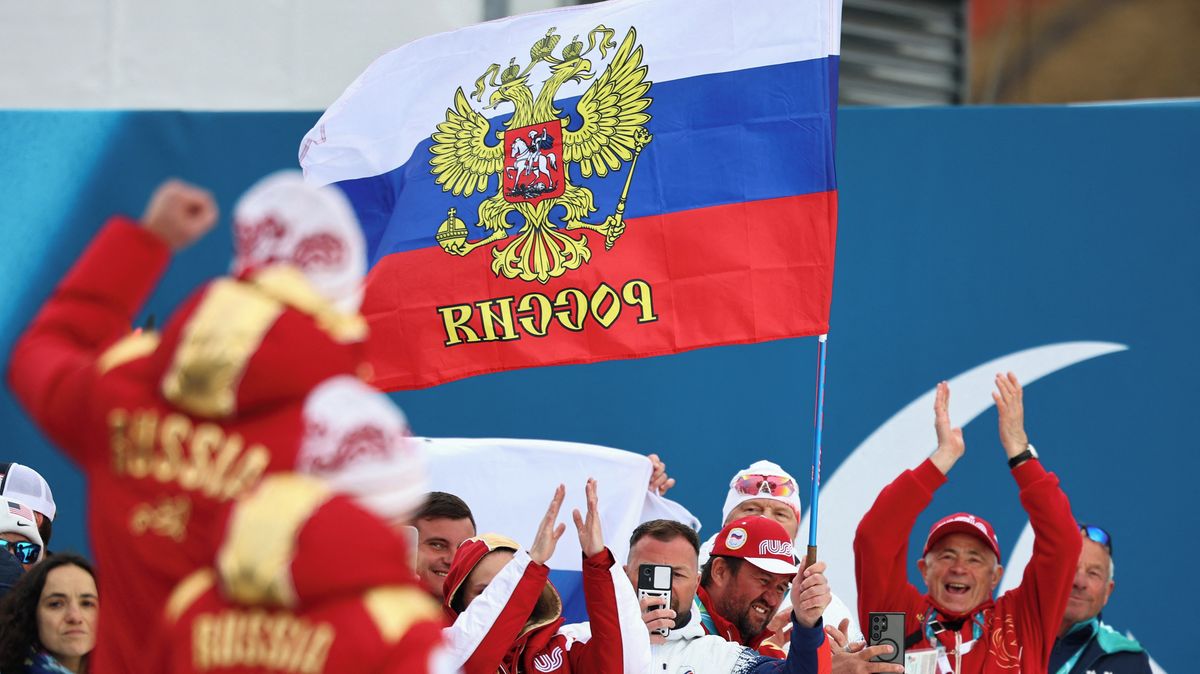 Paralympionici na stupních vítězů protestují při ruské hymně. Výbor to řeší