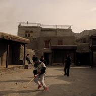 V roce 2024 „jsme začali pozorovat náhlé změny počasí“, řekl Sadiq Saleem, prezident Altit Town Management Society a zakládající člen mládežnické organizace SCARF, která byla průkopníkem ledního hokeje v údolí.

(Děti používají větve stromů jako provizorní hokejky při hraní před svými domy, 11. ledna v v Altitu.)