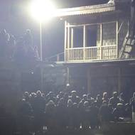 V údolí, které je silně závislé na cestovním ruchu, závisí zimní sporty na počasí, které ale již nesleduje staré rytmy.

(Lidé během ceremoniálu po hokejovém zápase, 12. ledna.)