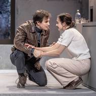 Igor Orozovič jako Løvborg a Denisa Barešová v roli Tey.