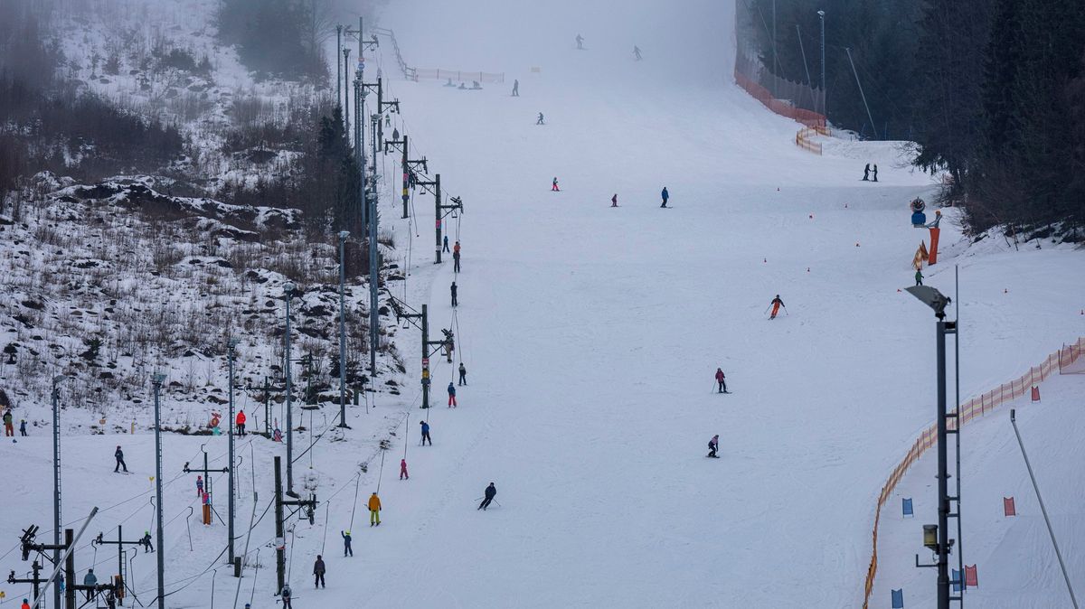 Na Tanvaldském Špičáku po nárazu do stromu zemřel český lyžař