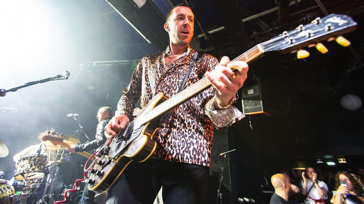 Recenze: Anglický hudební rváč v Praze. Tři kytary Milesi Kaneovi sluší