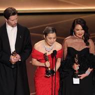 „Těm z vás, co vypadáte jako já, bych ráda řekla: sorry, že to trvalo tak dlouho,“ řekla spolurežisérka K-pop: Lovkyně démonů Maggie Kang (uprostřed). Cenu věnovala Jižní Koreji.