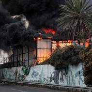 Požár po zásahu iránské rakety ve středním Izraeli, 13. března.
