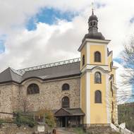 Neratov leží v Orlických horách. Kostel z 18. století byl v roce 1945 zasažen střelou Rudé armády a vyhořel. Během minulého režimu nebyla ambice jej zachránit. Jeho znovuzrození přišlo až po revoluci. 